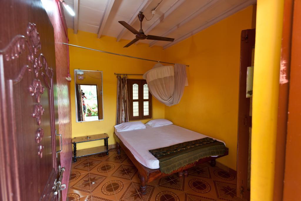 האמפי Archana Guest House River View חדר תמונה