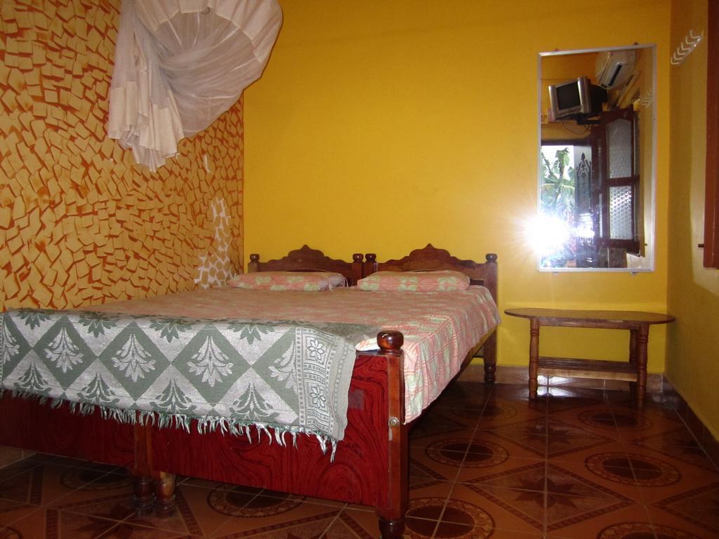 האמפי Archana Guest House River View מראה חיצוני תמונה