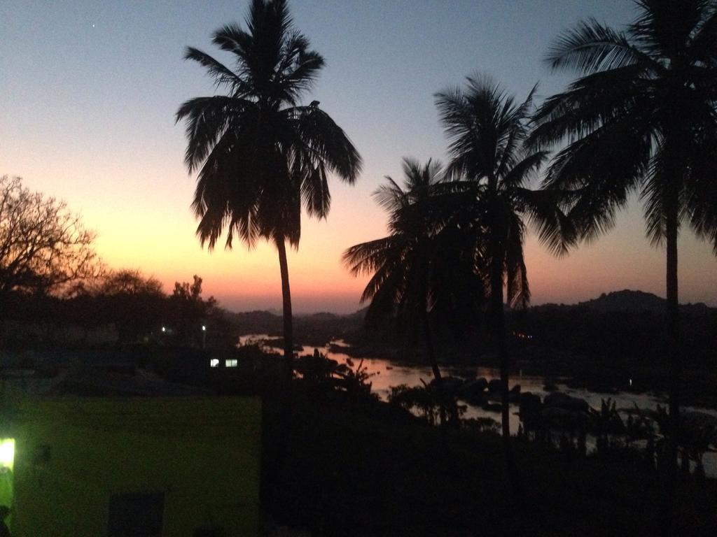 האמפי Archana Guest House River View מראה חיצוני תמונה
