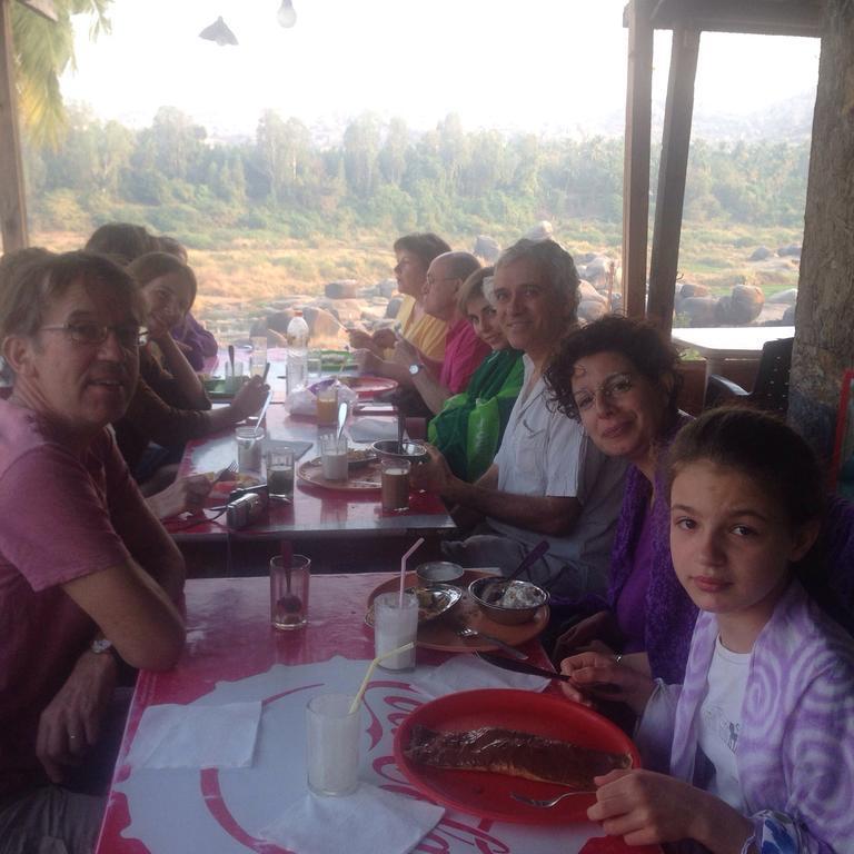 האמפי Archana Guest House River View מראה חיצוני תמונה