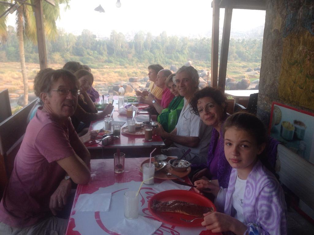 האמפי Archana Guest House River View מראה חיצוני תמונה