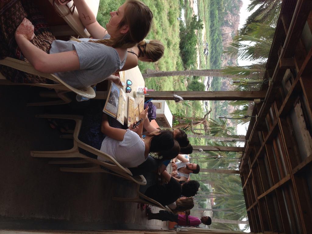 האמפי Archana Guest House River View מראה חיצוני תמונה