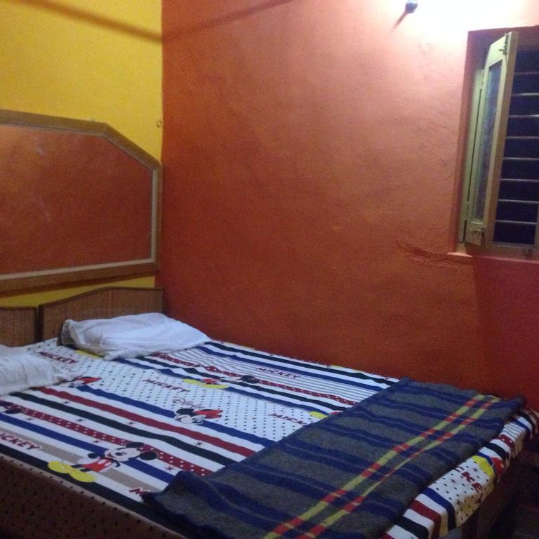האמפי Archana Guest House River View מראה חיצוני תמונה